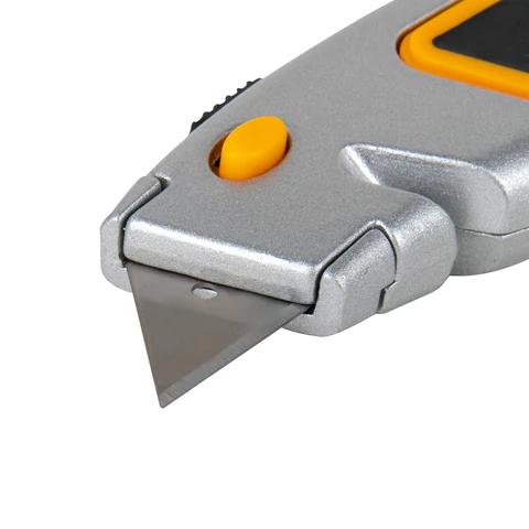 Нож универсальный мощный алюминиевый BRAUBERG "Heavy duty", автофиксатор, резиновые вставки, 238735 - МСК «Форвард»